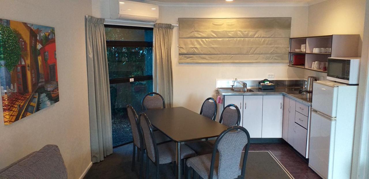 Shadzz Motel Palmerston North Exterior photo